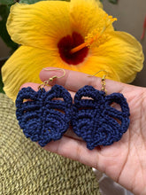 Load image into Gallery viewer, Crocheted monstera earrings
