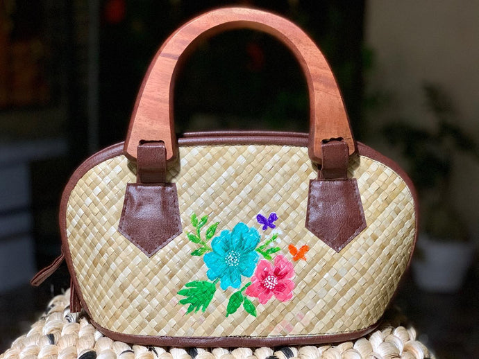 Hand-painted pandan bags. #handwovenbagsupplier 
#ecofriendlybags...