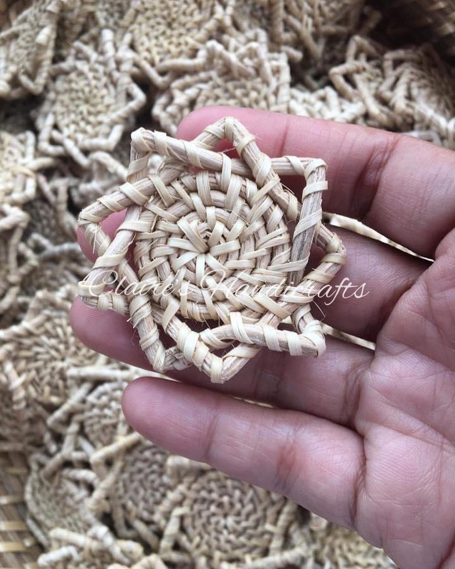 Sunflower-shaped rattan pieces
