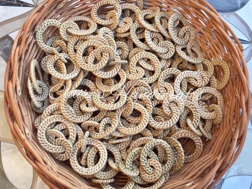 Double-looped rattan pieces