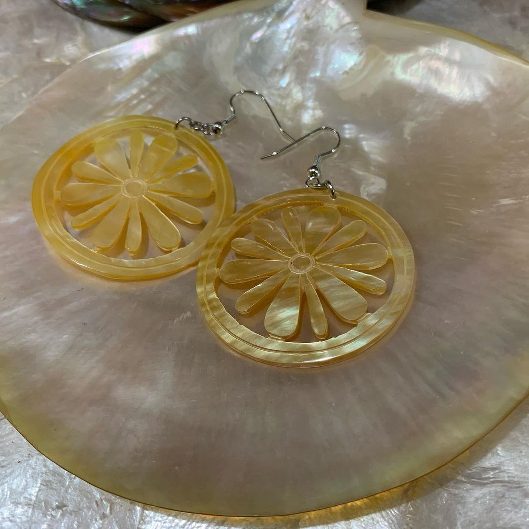 Callar mother of pearl earrings