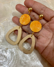 Load image into Gallery viewer, Rattan earrings with shells and wooden beads
