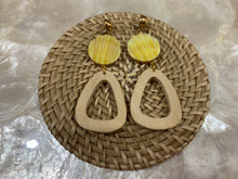 Load image into Gallery viewer, Rattan earrings with shells and wooden beads
