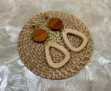 Load image into Gallery viewer, Rattan earrings with shells and wooden beads
