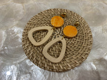 Load image into Gallery viewer, Rattan earrings with shells and wooden beads

