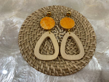 Load image into Gallery viewer, Rattan earrings with shells and wooden beads
