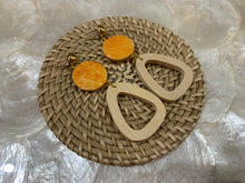 Load image into Gallery viewer, Rattan earrings with shells and wooden beads
