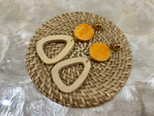 Load image into Gallery viewer, Rattan earrings with shells and wooden beads
