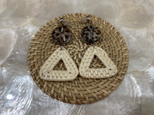 Load image into Gallery viewer, Rattan earrings with shells and wooden beads

