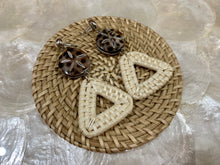 Load image into Gallery viewer, Rattan earrings with shells and wooden beads
