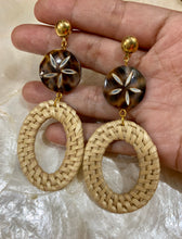 Load image into Gallery viewer, Rattan earrings with shell beads
