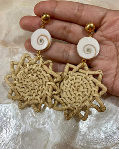 Rattan earrings with shell beads