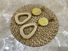 Load image into Gallery viewer, Rattan earrings with shells and wooden beads
