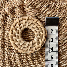 Load image into Gallery viewer, 4 Lined round rattan pieces (4cm)
