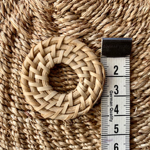 4 Lined round rattan pieces (4cm)