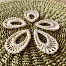 Load image into Gallery viewer, Rattan pieces (5cm)
