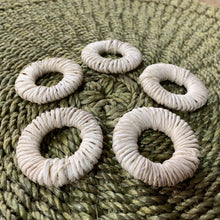 Load image into Gallery viewer, Raffia pieces (4cm)
