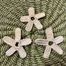Load image into Gallery viewer, Raffia pieces (6cm)
